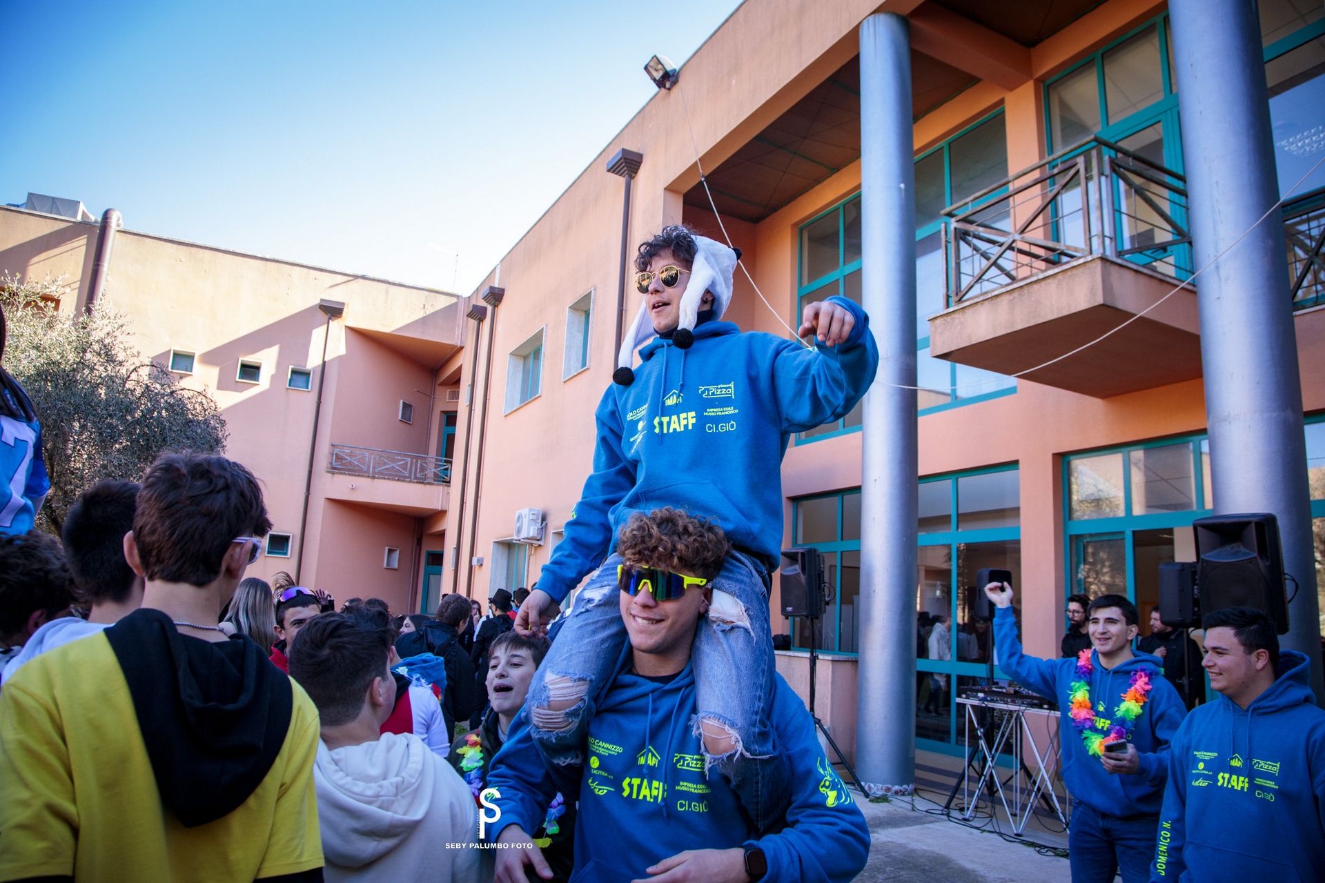 ragazzi durante assemblea scolastica della wae